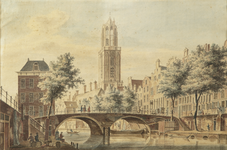 809909 Gezicht op de Oudegracht Tolsteegzijde te Utrecht met de Gaardbrug en op de achtergrond de Domtoren, uit het zuiden.